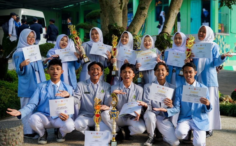 HARIAN PRESTASI : PRAMUKA SMK AL-WAFA KEMBALI MENYUMBANG TROPHY UNTUK SEKOLAH